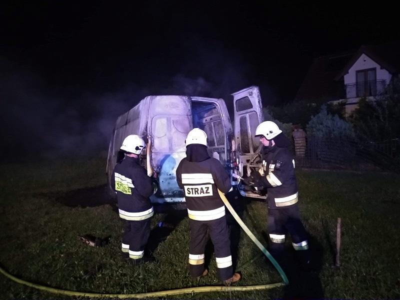 Pożar auta dostawczego pod Tychowem - bus spłonął doszczętnie. 