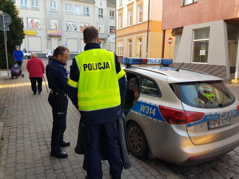 Policyjny pościg w centrum Białogardu! Dwóch mężczyzn trafiło do aresztu. 