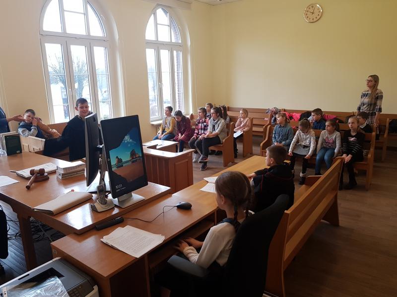 Dzień Edukacji Prawnej - dzieci z Białogardu wzięły udział w symulacji rozprawy sądowej. ZDJĘCIA