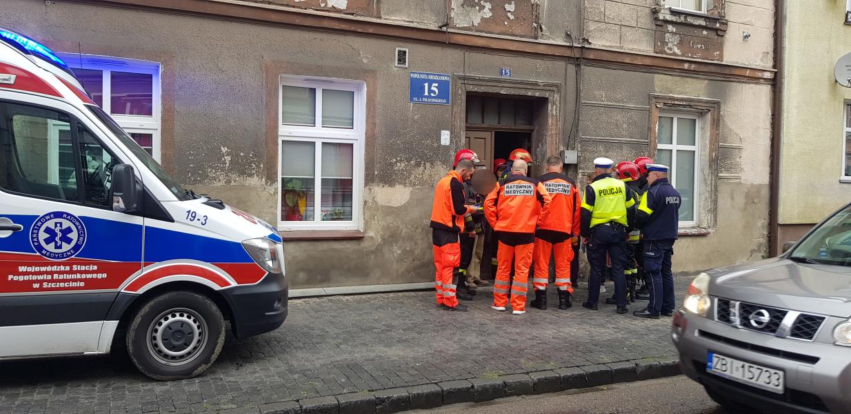 W jednym z mieszkań zawalił się strop! Na miejscu służby ratunkowe.