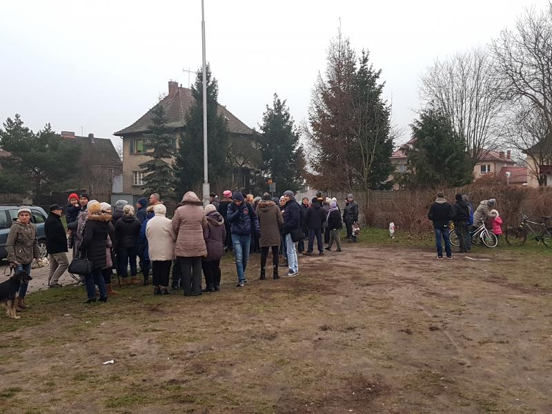 Akcja rozdawania ryb zakończyła się sukcesem, przyszło bardzo dużo osób. 