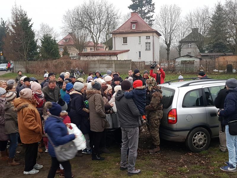 Akcja rozdawania ryb zakończyła się sukcesem, przyszło bardzo dużo osób. 