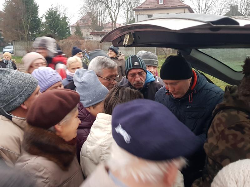 Akcja rozdawania ryb zakończyła się sukcesem, przyszło bardzo dużo osób. 