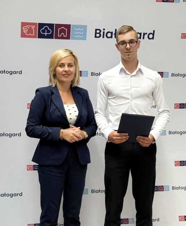 Stypendia za wybitne osiągnięcia wręczone uczniom szkół podstawowych w Białogardzie.