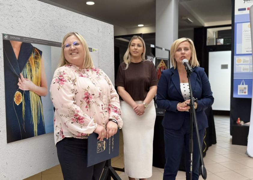 Stypendia za wybitne osiągnięcia wręczone uczniom szkół podstawowych w Białogardzie.