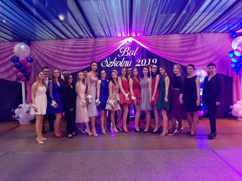 Bal Szkolny 2019 - szkolna zabawa i Polonez w wykonaniu klas gimnazjalnych.  Duża porcja zdjęć z tego wydarzenia! 