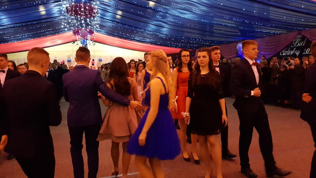 Bal Szkolny 2019 - szkolna zabawa i Polonez w wykonaniu klas gimnazjalnych.  Duża porcja zdjęć z tego wydarzenia! 
