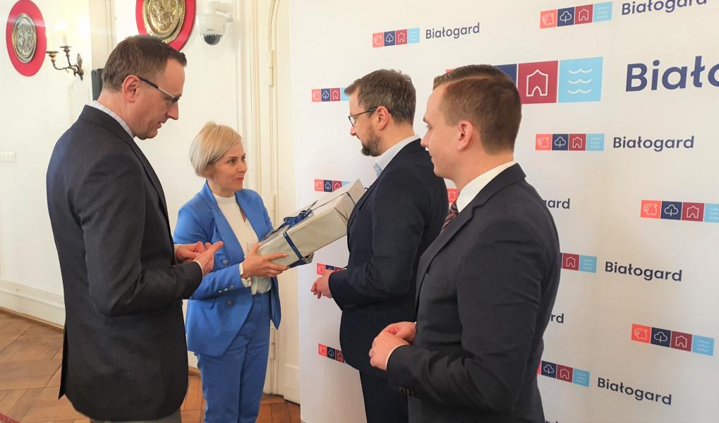 Burmistrz Białogardu oraz Starosta podziękowali za prace Pawłowi Wiśniewskiemu