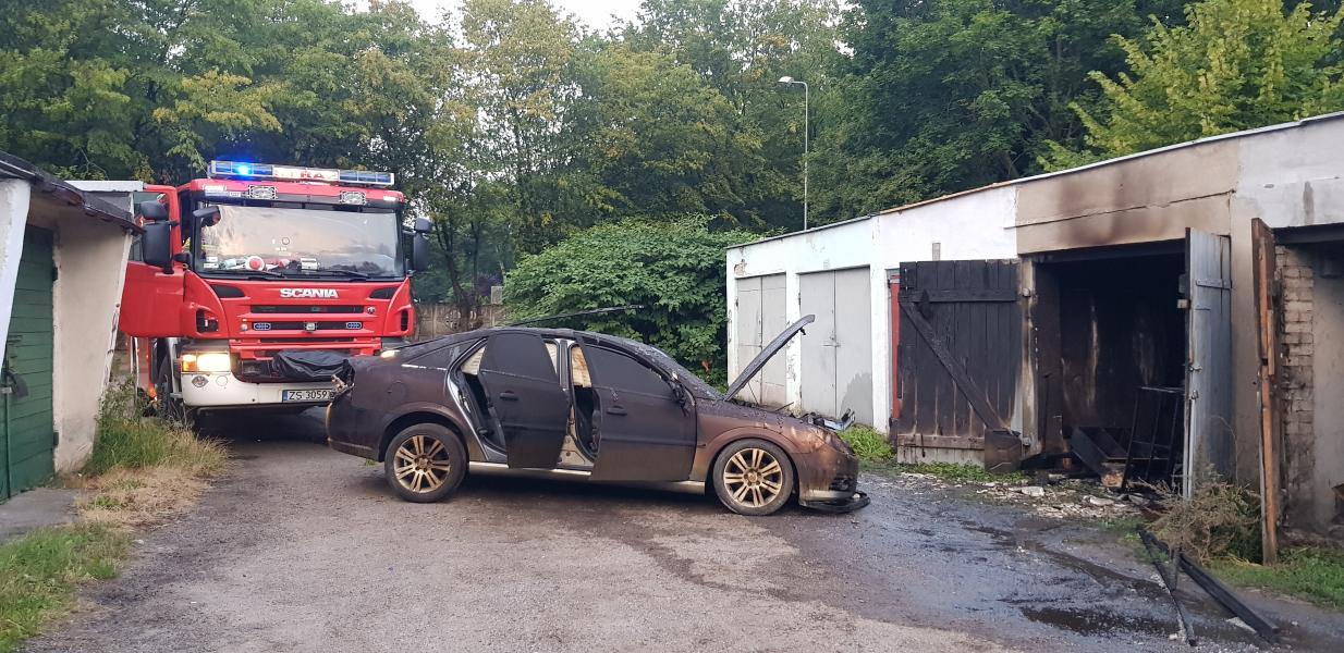 Pożar samochodu w Białogardzie - opel spłonął niemal doszczętnie. 