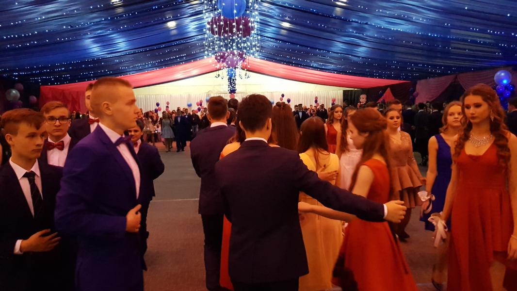 Bal Szkolny 2019 - szkolna zabawa i Polonez w wykonaniu klas gimnazjalnych.  Duża porcja zdjęć z tego wydarzenia! 