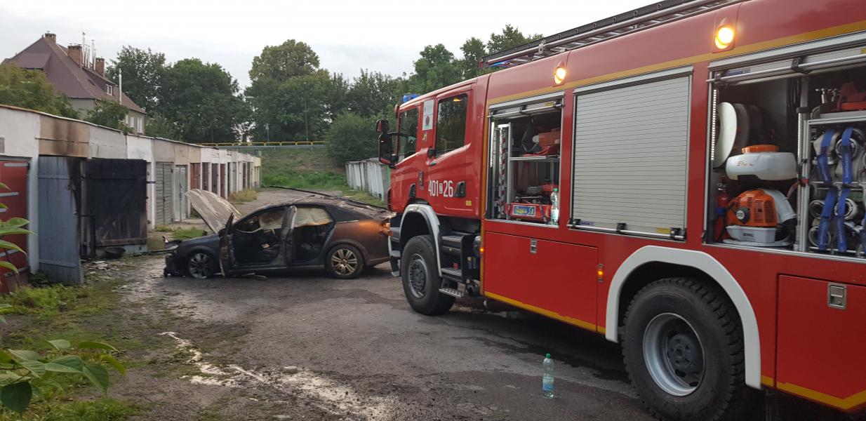 Pożar samochodu w Białogardzie - opel spłonął niemal doszczętnie. 