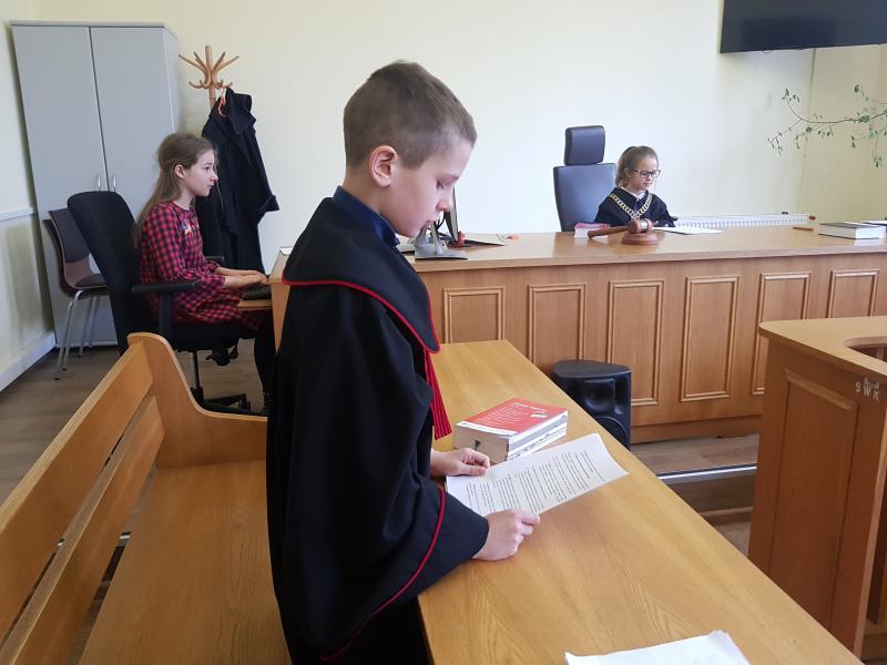 Dzień Edukacji Prawnej - dzieci z Białogardu wzięły udział w symulacji rozprawy sądowej. ZDJĘCIA
