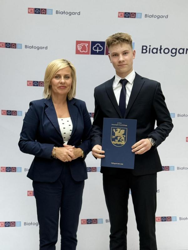 Stypendia za wybitne osiągnięcia wręczone uczniom szkół podstawowych w Białogardzie.