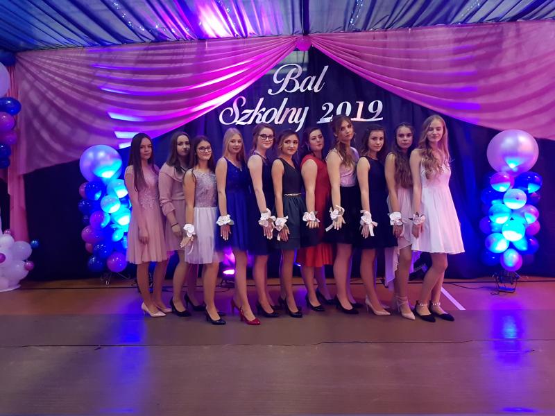 Bal Szkolny 2019 - szkolna zabawa i Polonez w wykonaniu klas gimnazjalnych.  Duża porcja zdjęć z tego wydarzenia! 