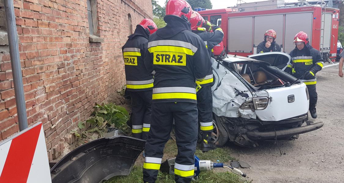 Poważny wypadek pod Białogardem - Seat z impetem uderzył w ścianę! 
