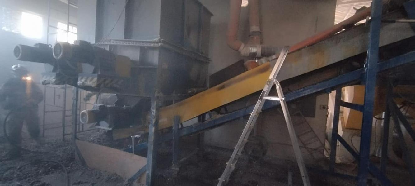 Pożar w budynku produkcyjnym zajmującym się przetwarzaniem celulozy