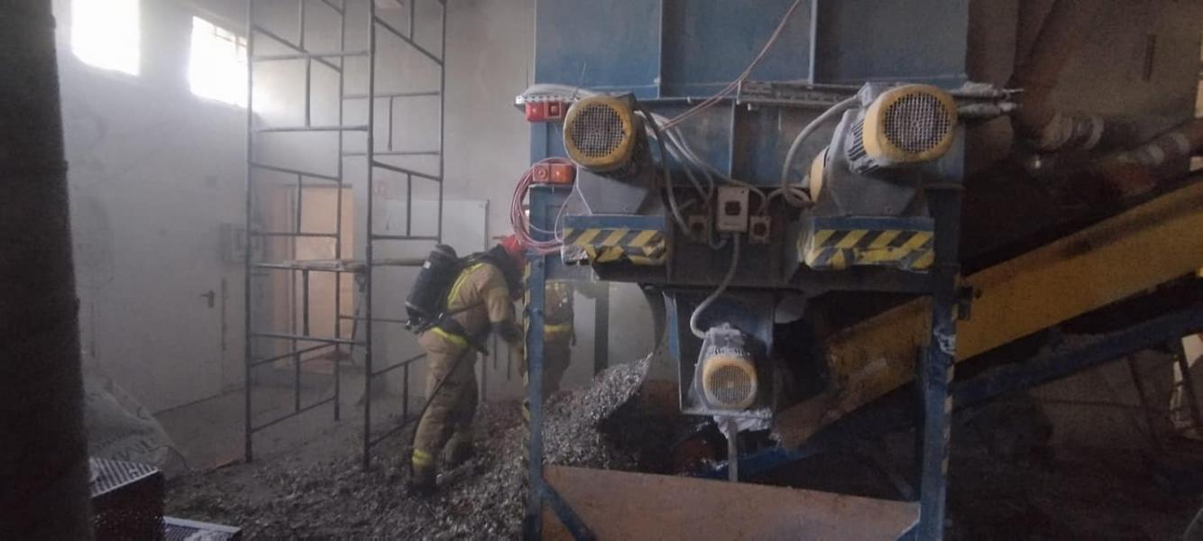 Pożar w budynku produkcyjnym zajmującym się przetwarzaniem celulozy