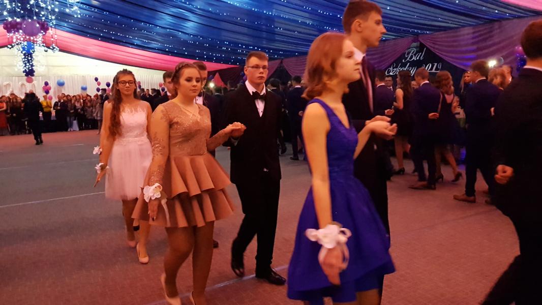 Bal Szkolny 2019 - szkolna zabawa i Polonez w wykonaniu klas gimnazjalnych.  Duża porcja zdjęć z tego wydarzenia! 