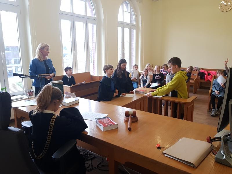Dzień Edukacji Prawnej - dzieci z Białogardu wzięły udział w symulacji rozprawy sądowej. ZDJĘCIA