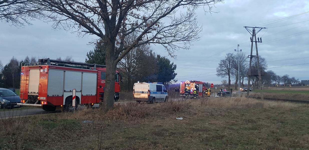 Zderzenie Opla z pociągiem na niestrzeżonym przejeździe kolejowym pod Karlinem