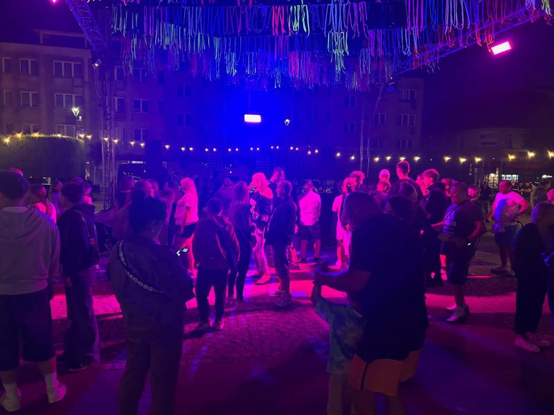 Taniec pod gwiazdami – Plac Wolności rozbrzmiał muzyką i radością