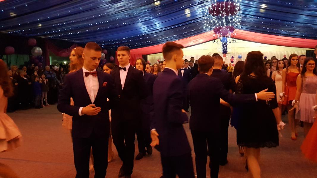Bal Szkolny 2019 - szkolna zabawa i Polonez w wykonaniu klas gimnazjalnych.  Duża porcja zdjęć z tego wydarzenia! 