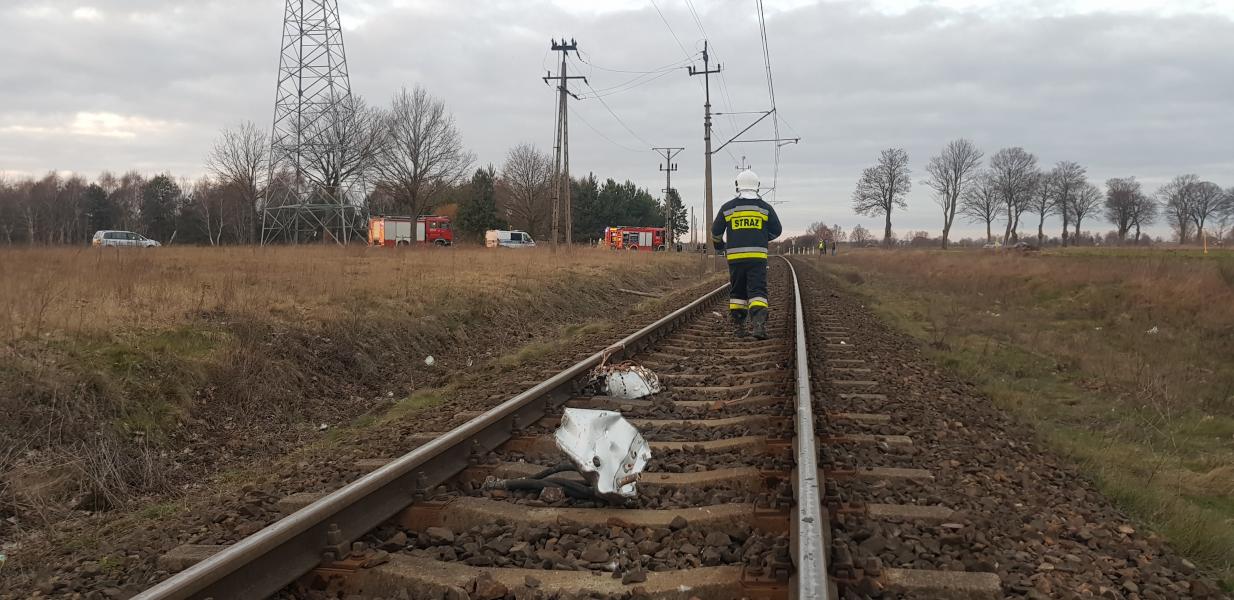 Zderzenie Opla z pociągiem na niestrzeżonym przejeździe kolejowym pod Karlinem