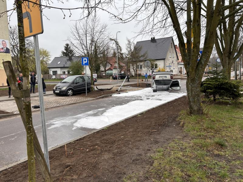 Dachowanie samochodu na ulicy Moniuszki