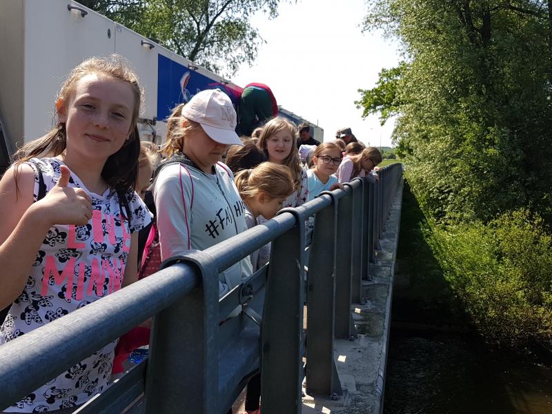 Zarybienia Parsęty smoltem troci i łososia  - dzieci biorą udział. 