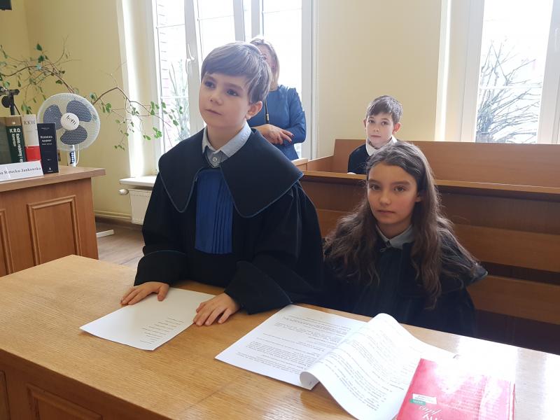 Dzień Edukacji Prawnej - dzieci z Białogardu wzięły udział w symulacji rozprawy sądowej. ZDJĘCIA