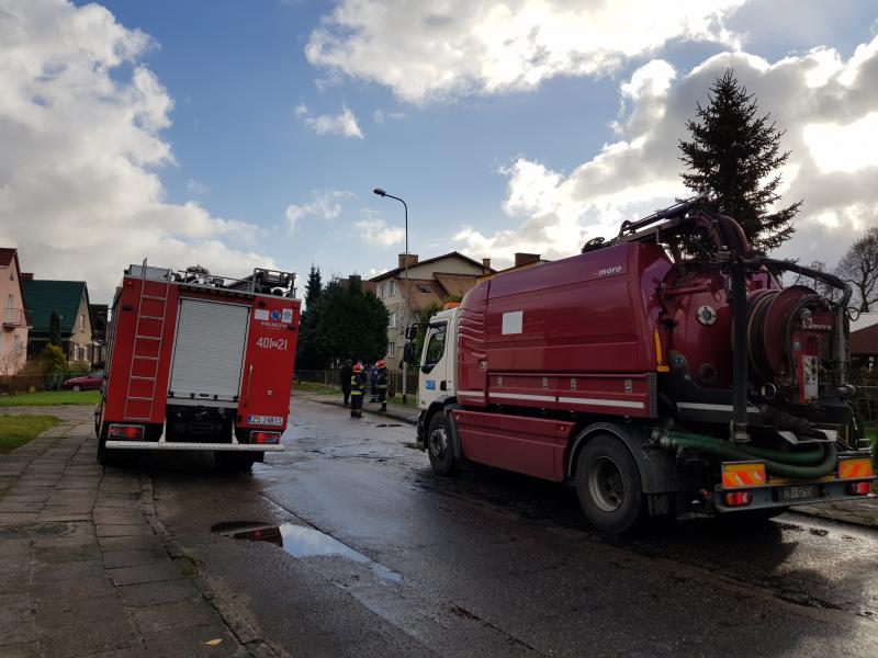 Zapadła się droga w Białogardzie.