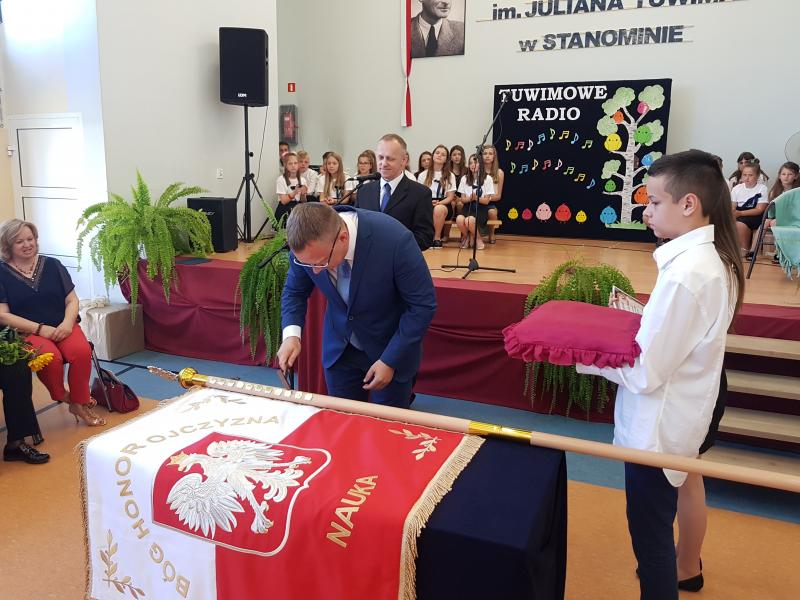 Szkoła podstawowa w Stanominie ma już swojego patrona! Fotorelacja z uroczystości. 