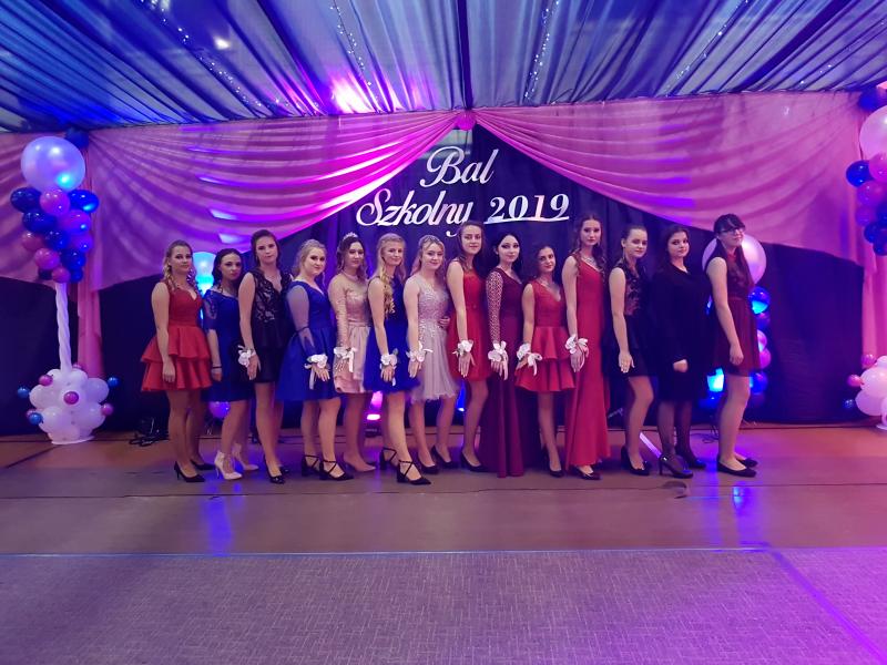 Bal Szkolny 2019 - szkolna zabawa i Polonez w wykonaniu klas gimnazjalnych.  Duża porcja zdjęć z tego wydarzenia! 