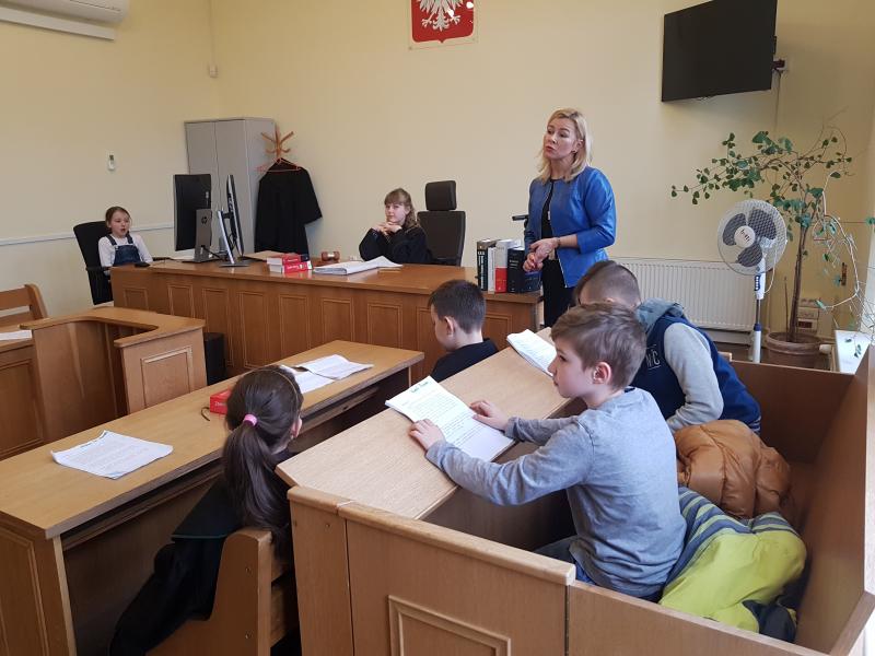 Dzień Edukacji Prawnej - dzieci z Białogardu wzięły udział w symulacji rozprawy sądowej. ZDJĘCIA