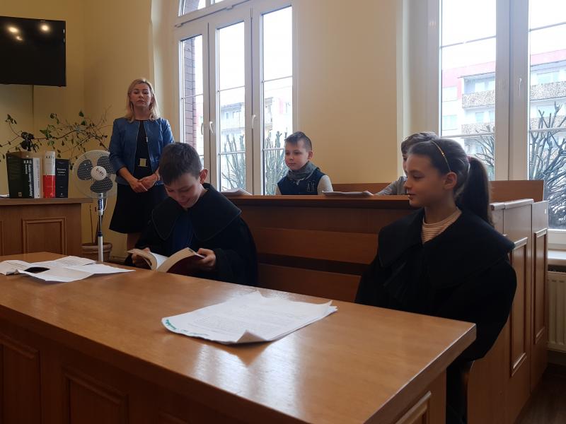 Dzień Edukacji Prawnej - dzieci z Białogardu wzięły udział w symulacji rozprawy sądowej. ZDJĘCIA