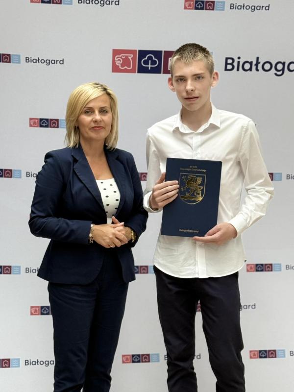 Stypendia za wybitne osiągnięcia wręczone uczniom szkół podstawowych w Białogardzie.