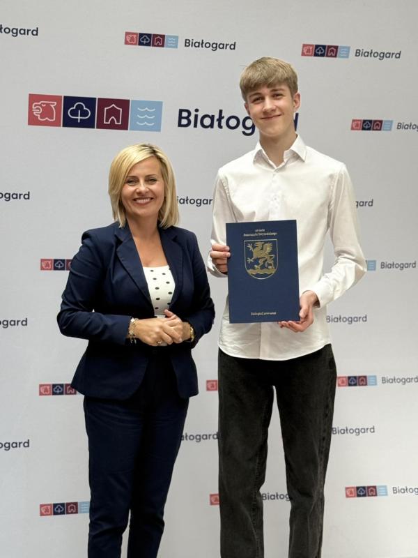 Stypendia za wybitne osiągnięcia wręczone uczniom szkół podstawowych w Białogardzie.