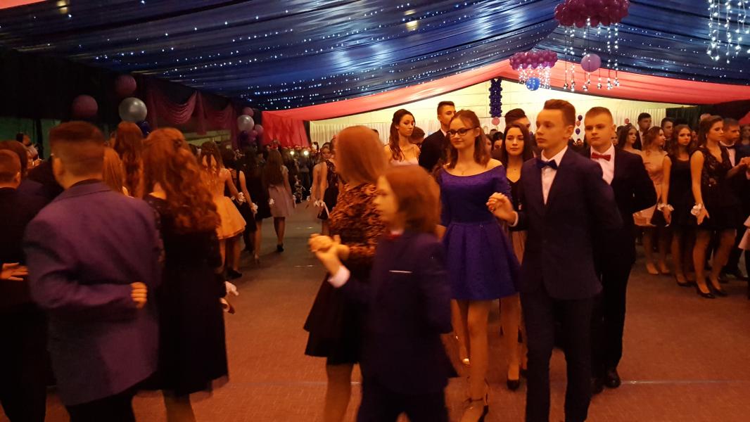 Bal Szkolny 2019 - szkolna zabawa i Polonez w wykonaniu klas gimnazjalnych.  Duża porcja zdjęć z tego wydarzenia! 