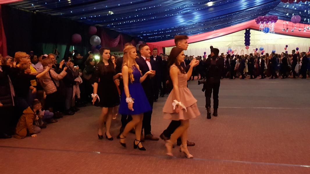 Bal Szkolny 2019 - szkolna zabawa i Polonez w wykonaniu klas gimnazjalnych.  Duża porcja zdjęć z tego wydarzenia! 
