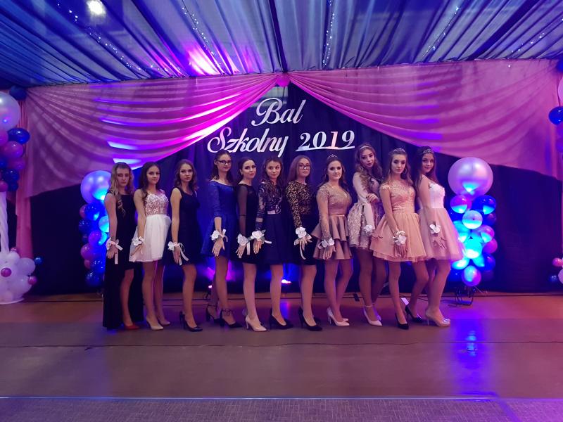 Bal Szkolny 2019 - szkolna zabawa i Polonez w wykonaniu klas gimnazjalnych.  Duża porcja zdjęć z tego wydarzenia! 