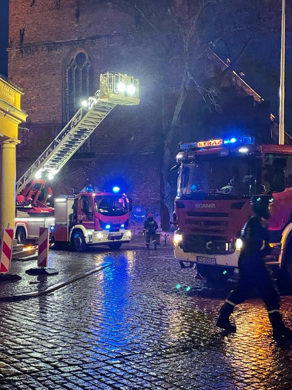 Uszkodzona Igilica na wieży Kościoła NMP