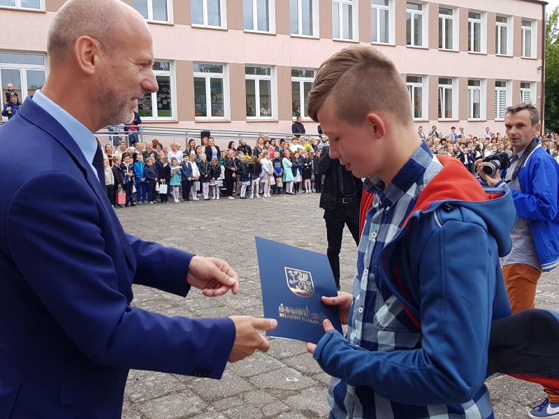 NOWY WÓZEK REHABILITACYJNY DLA BRAJANA  -  Akcja zbierania nakrętek nadal trwa! 