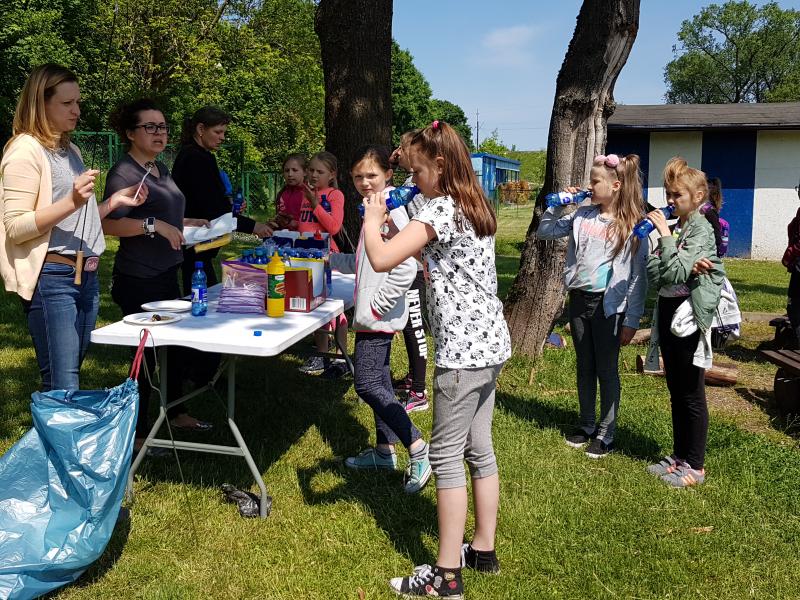 Zarybienia Parsęty smoltem troci i łososia  - dzieci biorą udział. 