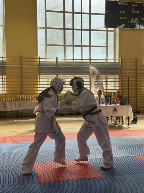 Białogardzcy karatecy z 11 medalami.