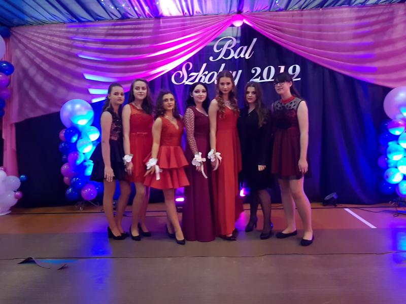 Bal Szkolny 2019 - szkolna zabawa i Polonez w wykonaniu klas gimnazjalnych.  Duża porcja zdjęć z tego wydarzenia! 