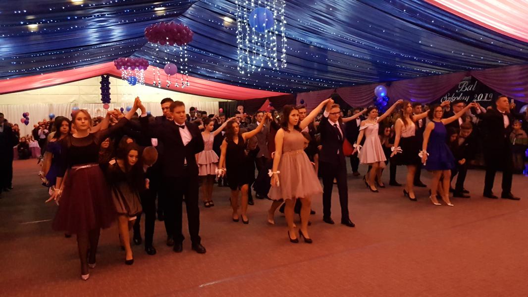 Bal Szkolny 2019 - szkolna zabawa i Polonez w wykonaniu klas gimnazjalnych.  Duża porcja zdjęć z tego wydarzenia! 