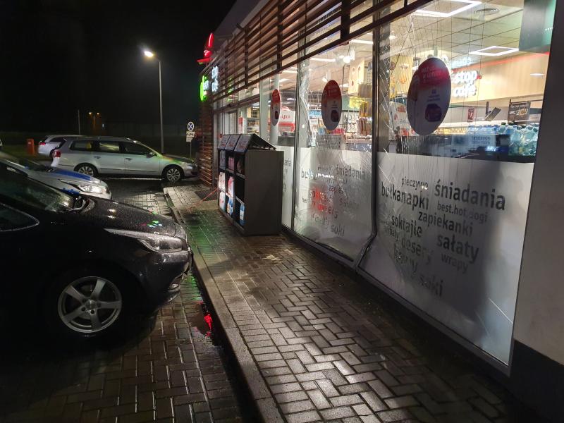 Uderzył samochodem w budynek stacji paliw. Trafił do aresztu!