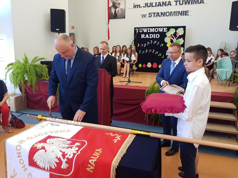 Szkoła podstawowa w Stanominie ma już swojego patrona! Fotorelacja z uroczystości. 