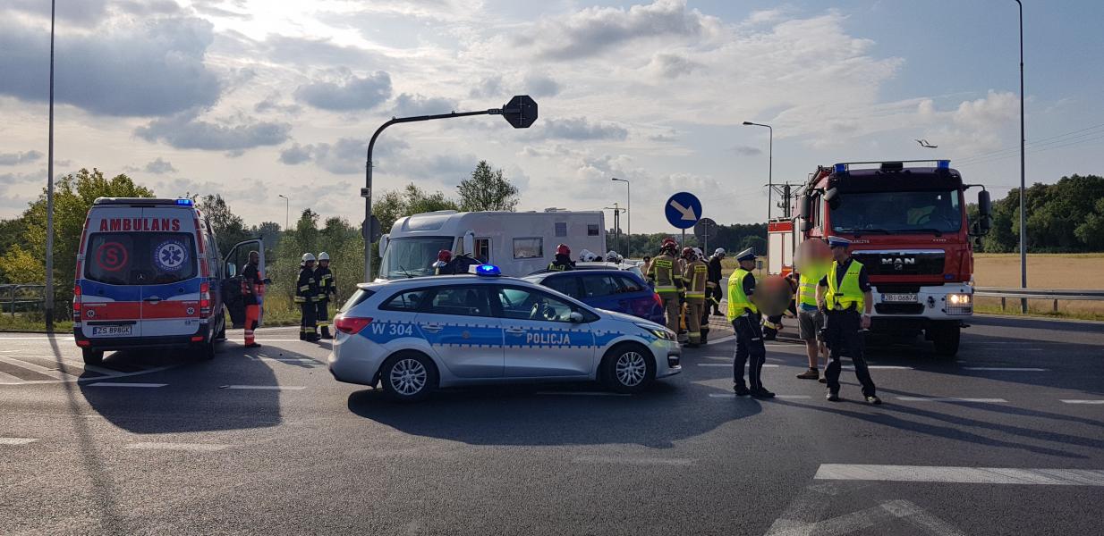 Wypadek na obwodnicy Karlina - zderzenie trzech pojazdów. W akcji śmigłowiec LPR.  