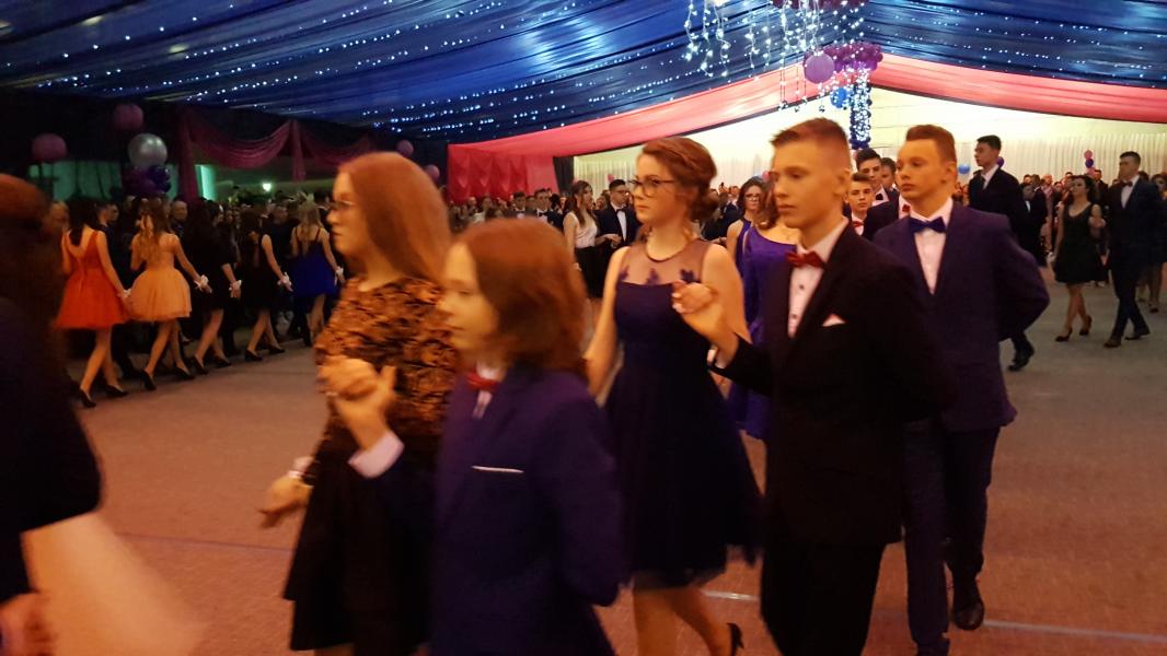 Bal Szkolny 2019 - szkolna zabawa i Polonez w wykonaniu klas gimnazjalnych.  Duża porcja zdjęć z tego wydarzenia! 